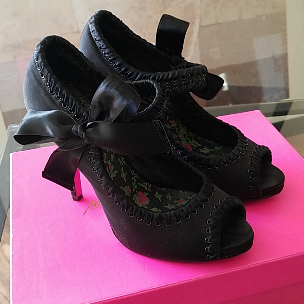 Betsey Johnson calandra heels